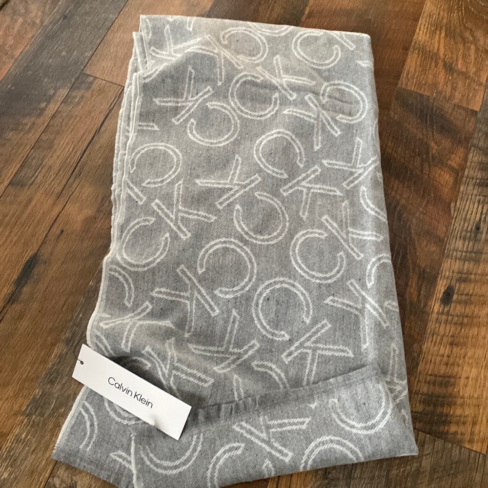 NWT Calvin Klein wrap scarf